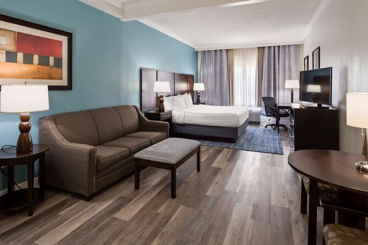 Suite 1 King Bed Microwave and Refrigerator WiFi Full Breakfast (2 of 31)