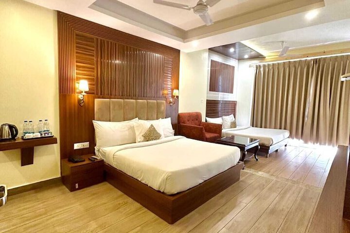Room 4 of 18