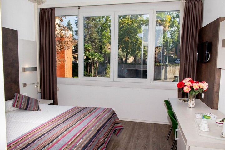 Room 14 of 98