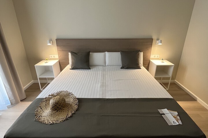 Room 4 of 16