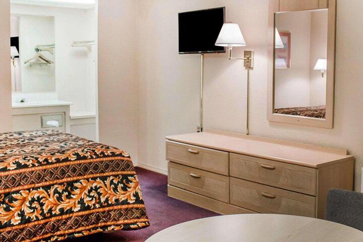 1 Queen Bed (4 of 13)