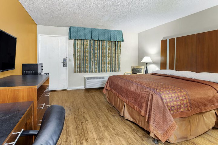 1 King Bed (17 of 19)