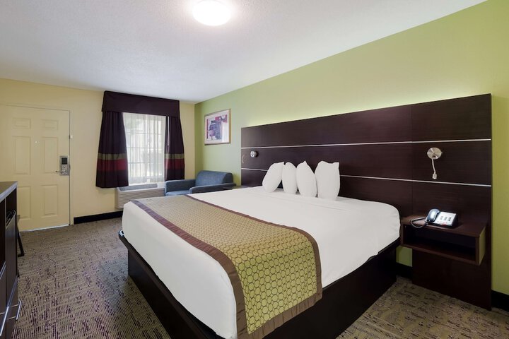 1 King Bed (6 of 18)