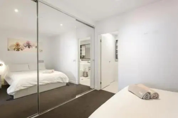 Room 4 of 9