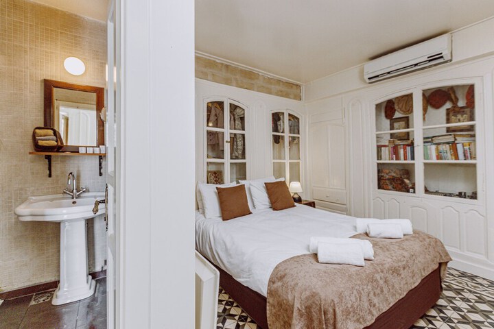 Room 25 of 182
