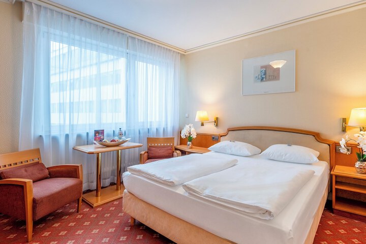 Room 32 of 61