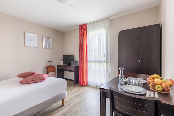 Room 8 of 33
