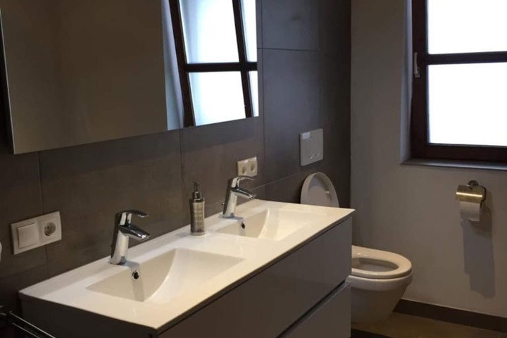 Room 10 of 28