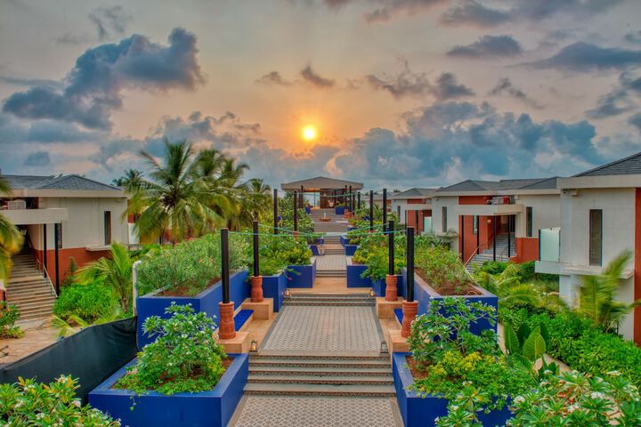 Hotel Exterior 84 of 89