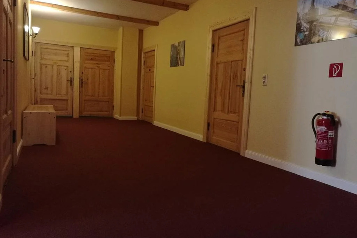 Room 9 of 11