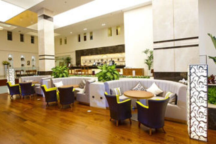 Lounge 22 of 48