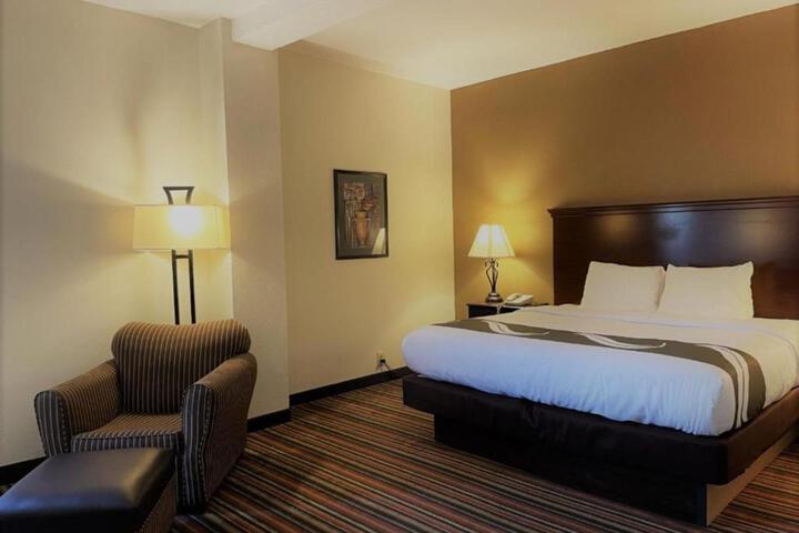 1 King Bed (12 of 12)