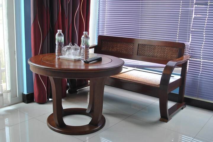 Lounge 53 of 77