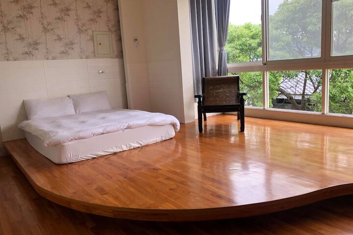 Room 5 of 82