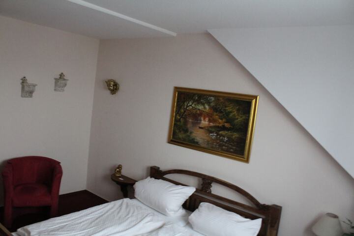 Room 8 of 68