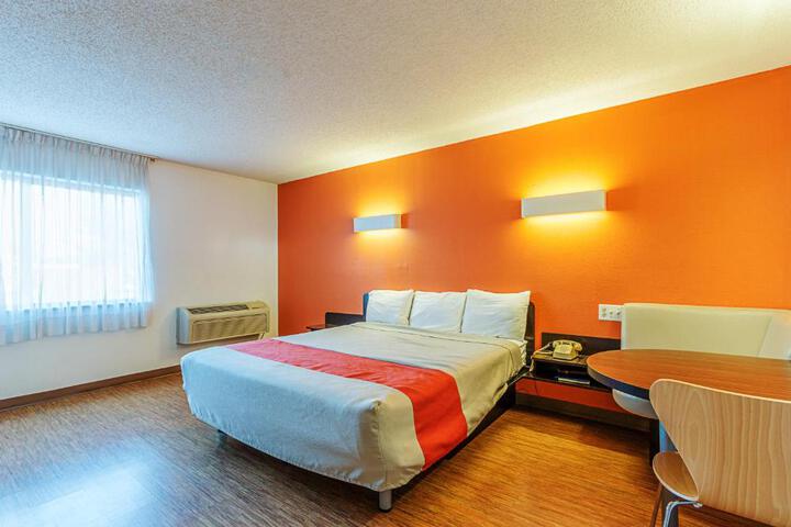 1 King Bed (4 of 13)