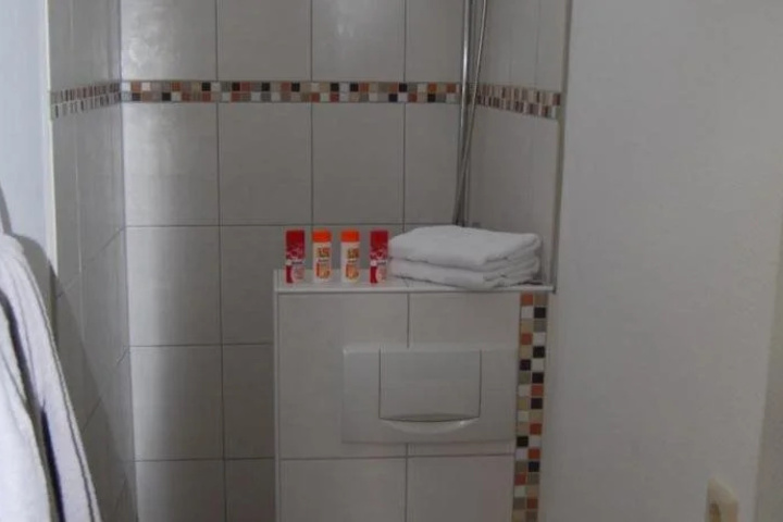 Room 9 of 15