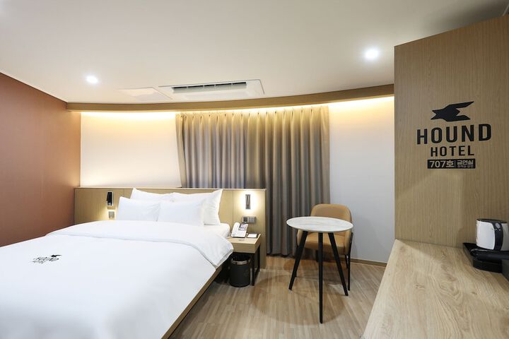 Room 28 of 74