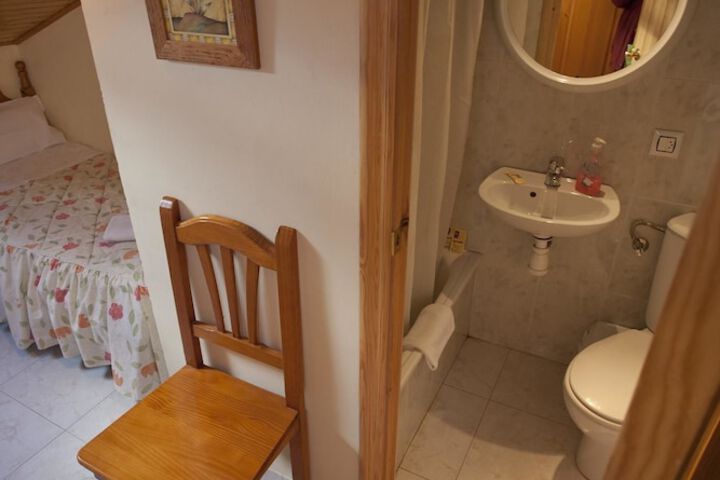 Room 4 of 65