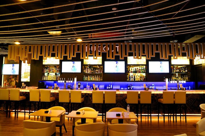 Lounge 72 of 84