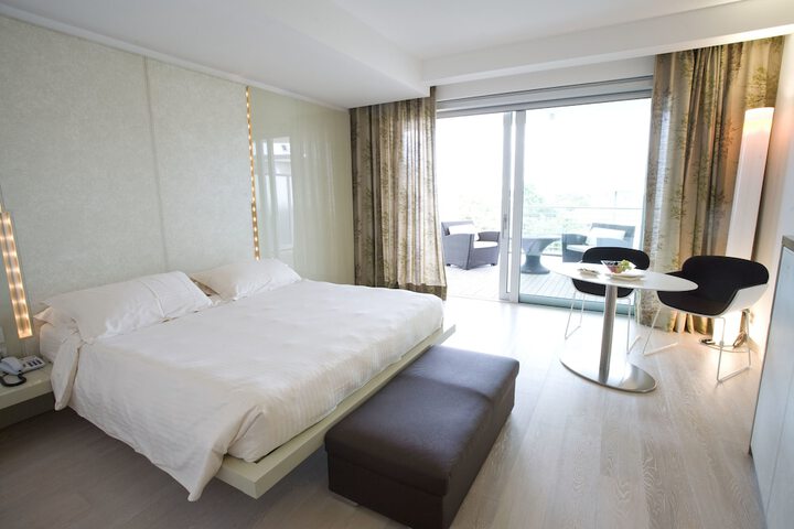 Room 5 of 82