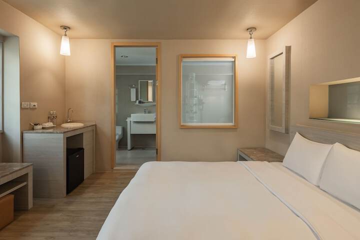 Room 18 of 28