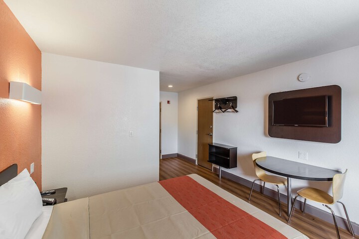 1 King Bed (7 of 7)