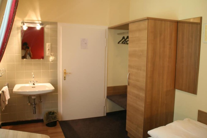 Room 27 of 52