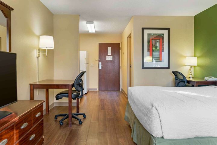 Studio Queen Bed (6 of 9)