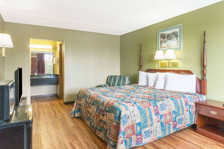 1 King Bed (2 of 5)