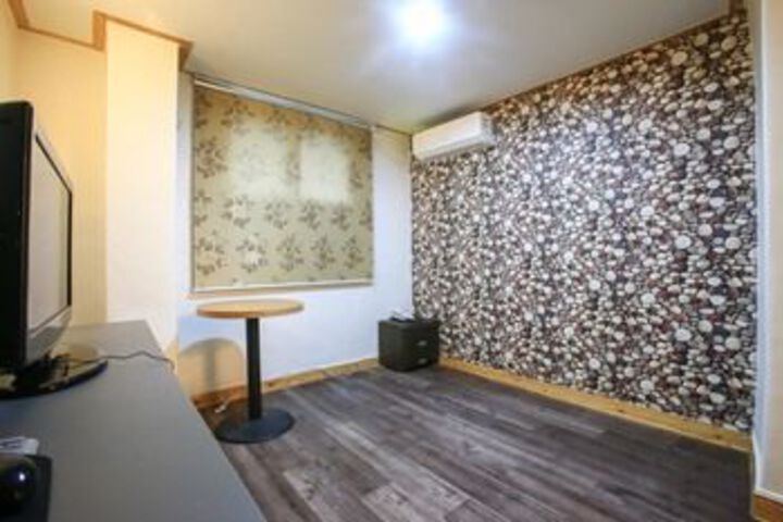 Room 10 of 37