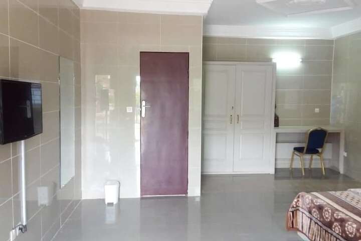 Room 4 of 16