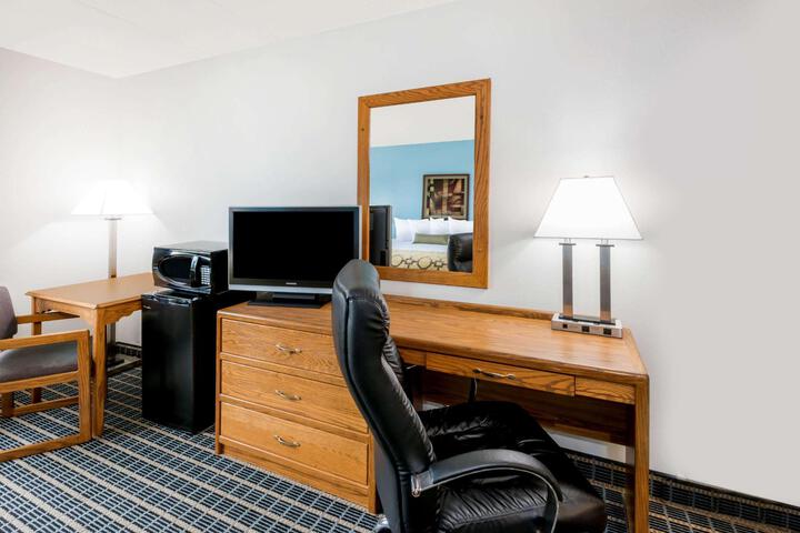 1 Queen Bed Accessible Room (16 of 17)