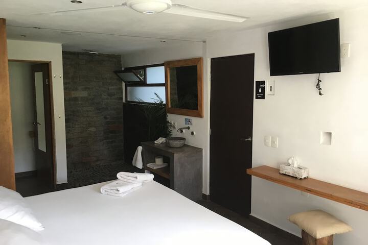 Room 2 of 32