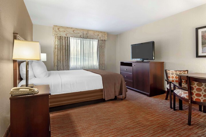 1 Double Bed High Speed Internet Accessible Microwave and Refrigerator, Coffee Maker, Hairdryer Shower Only Full Breakfast (5 of 5)