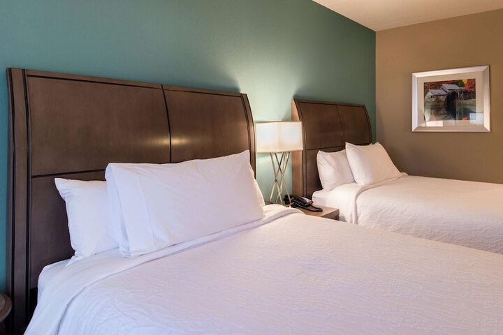 2 Queen Beds (14 of 16)