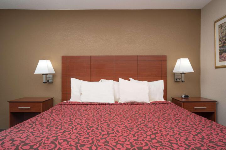 1 Queen Bed Accessible (4 of 19)