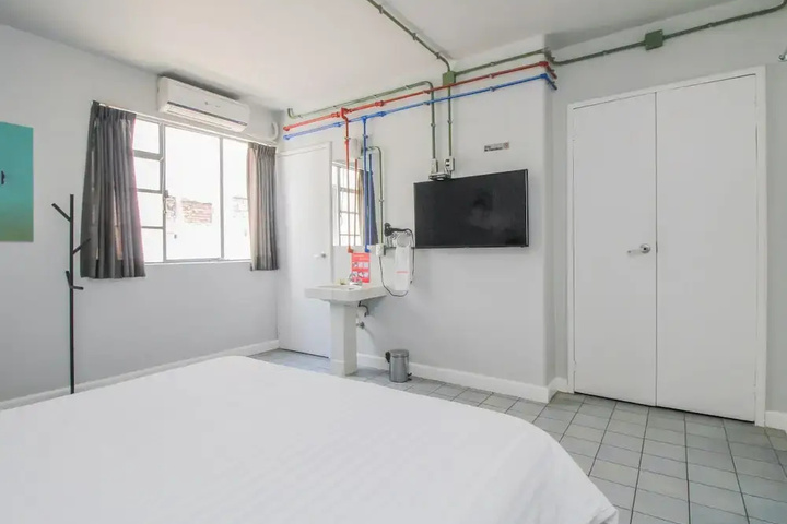 Room 5 of 17