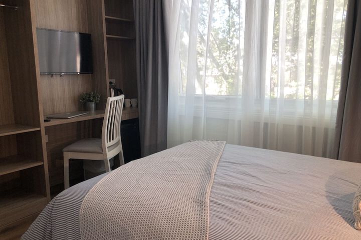 Room 10 of 28