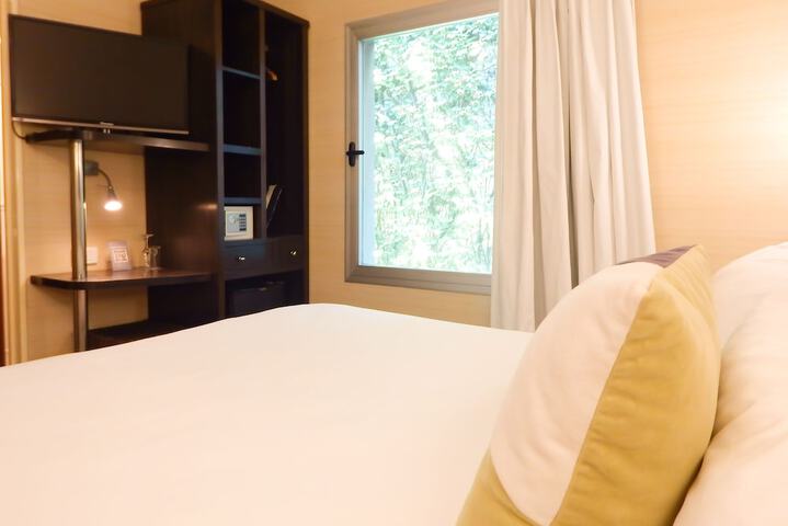 Room 6 of 28
