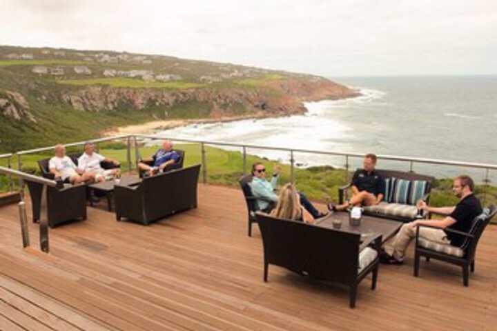 Lounge 27 of 60