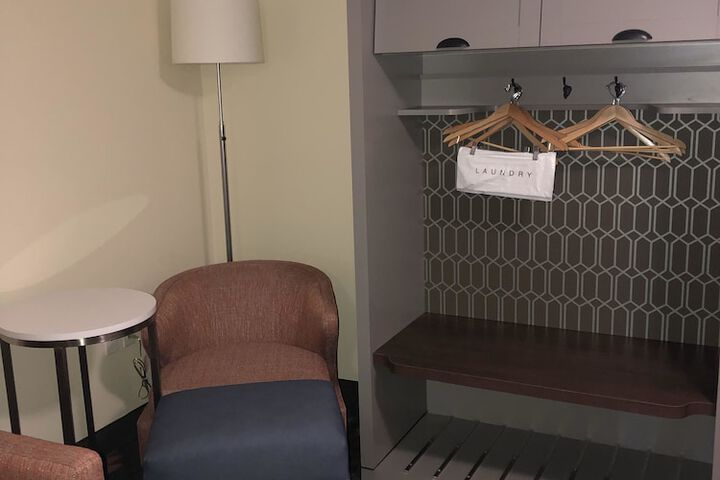 1 Queen Bed (2 of 23)