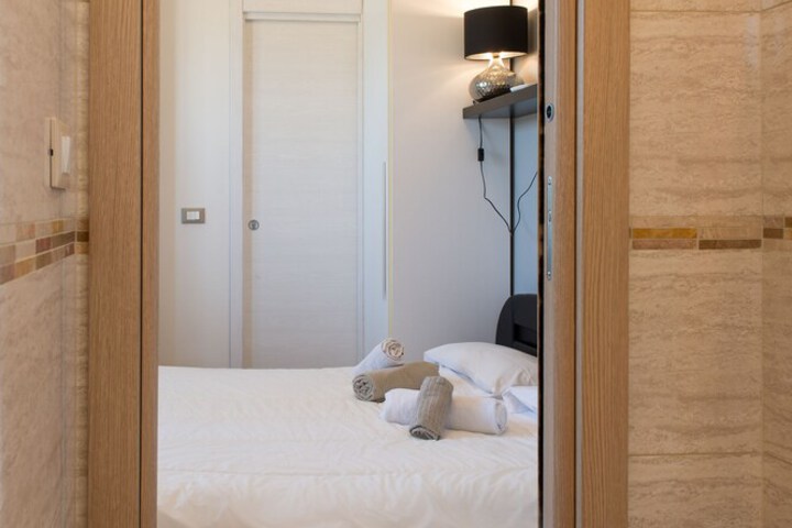 Room 11 of 11