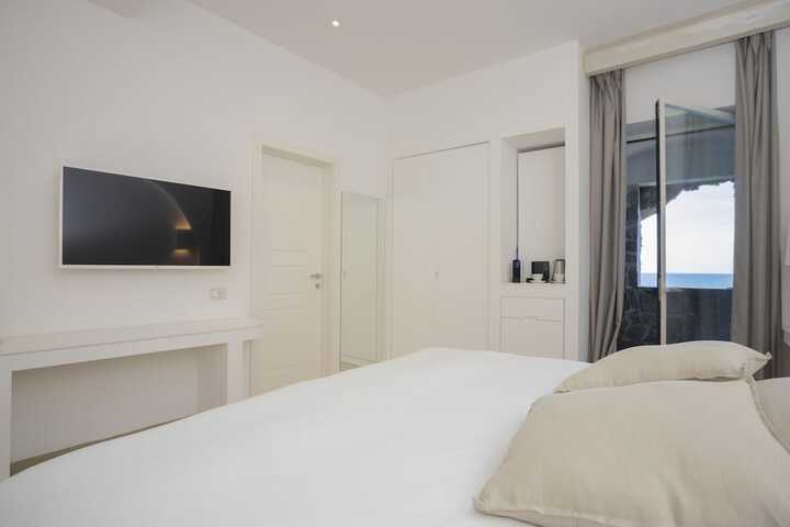 Room 11 of 115