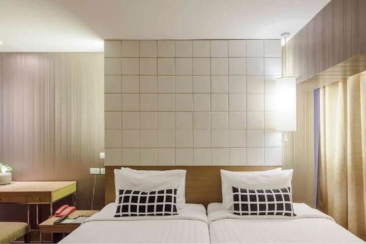 Room 13 of 28