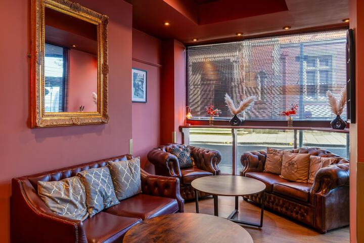 Lounge 45 of 56