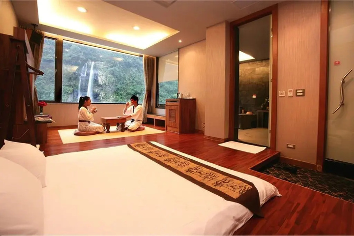 Room 2 of 25