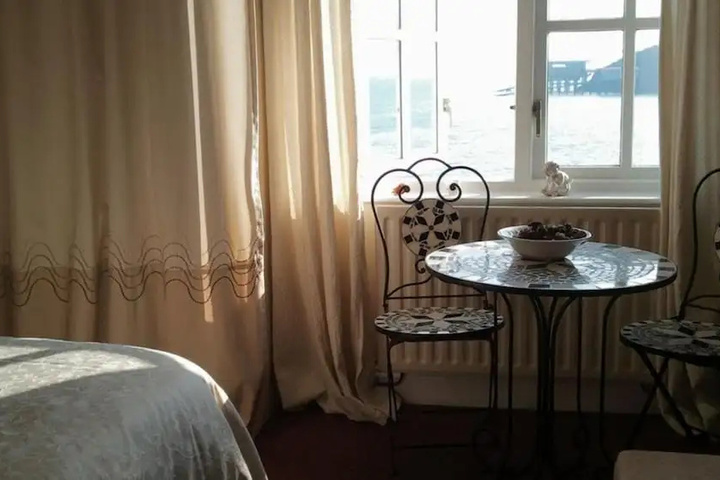 Room 5 of 14