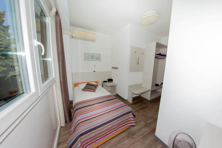 Room 5 of 98
