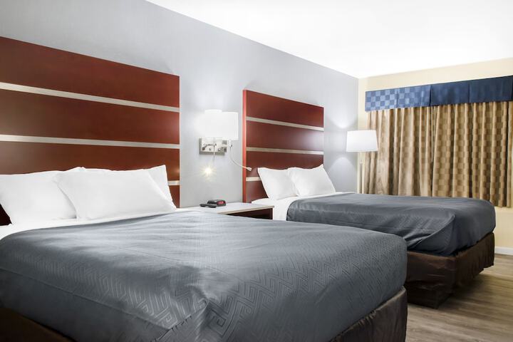 2 Queen Beds (5 of 6)
